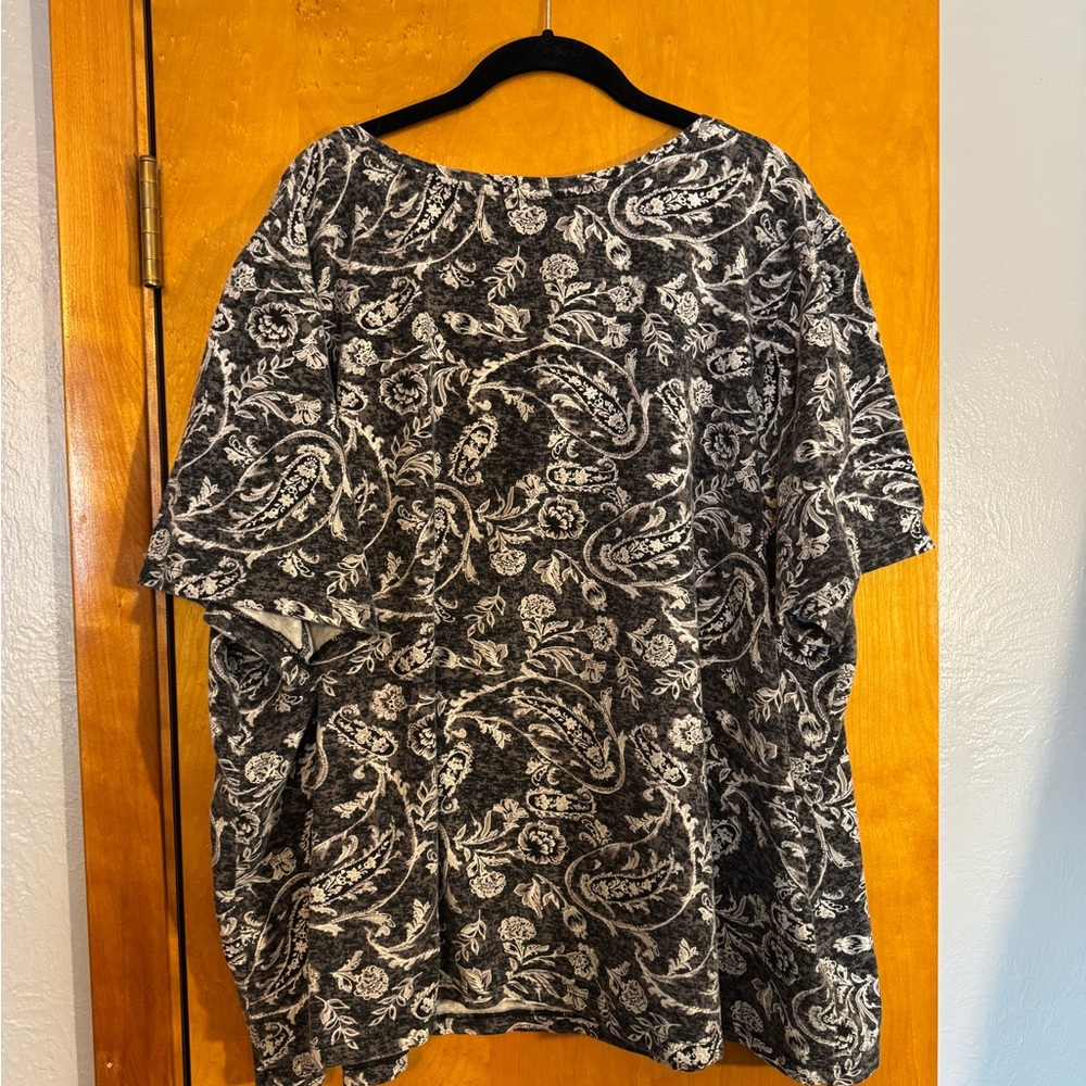 Catherines Black and White Paisley Short Sleeve Top - Picture 2 of 7
